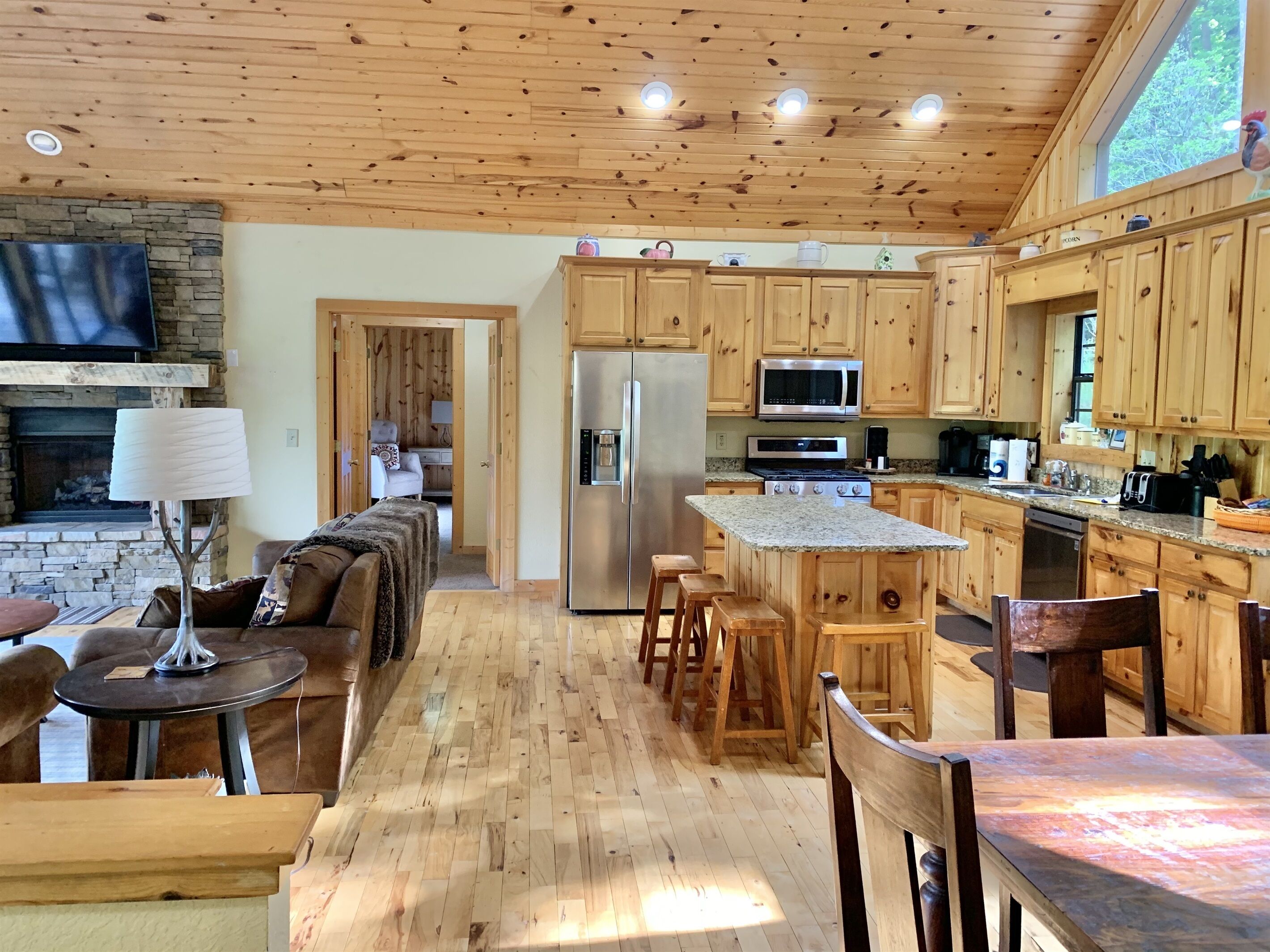 Amazing Mountain Views, Hot Tub, Arcade, Pool Table, Shuffleboard, Firepit