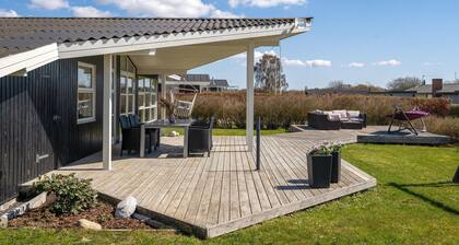 Awesome home in Rønde with WiFi