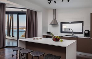 Frigorífico, horno, placa de cocina y lavavajillas