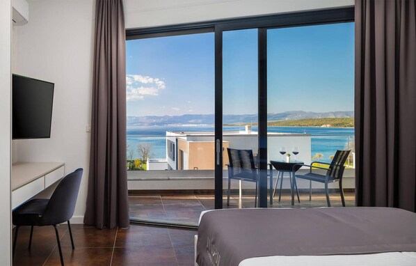 3 bedrooms, in-room safe, travel cot, free WiFi
