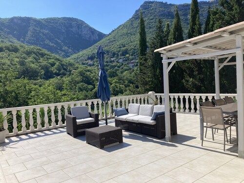 QUIET VILLA BETWEEN SEA AND MOUNTAINS