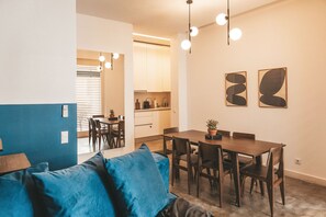 Superior-Apartment | Essbereich im Zimmer