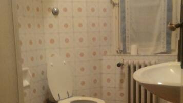 Doccia, asciugacapelli, sapone, carta igienica