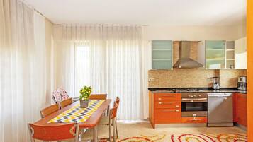 Refrigerador con freezer, microondas, horno, placa de cocina