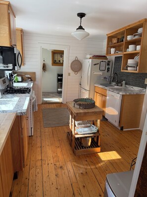 Private kitchen - Bomoseen Lakeside getaway in beautiful Vermont (Fair Haven)