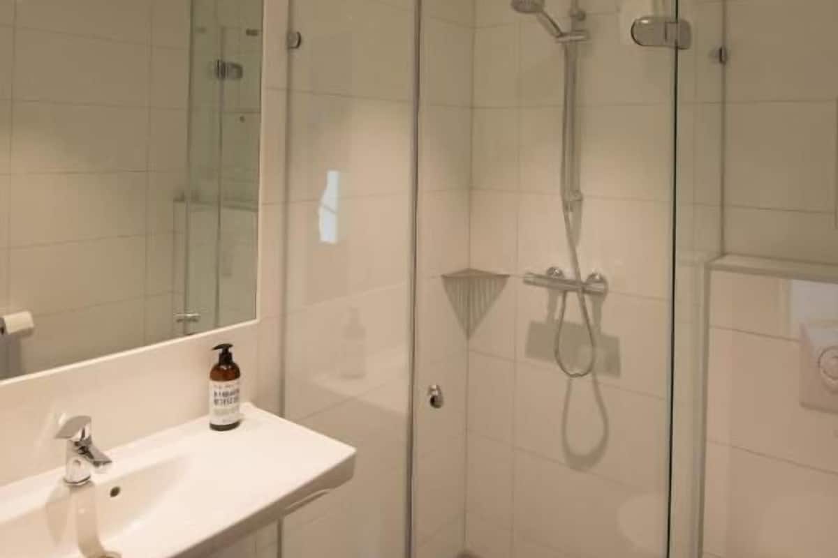 standard double room | bathroom | shower, hair dryer, heated floors, towels