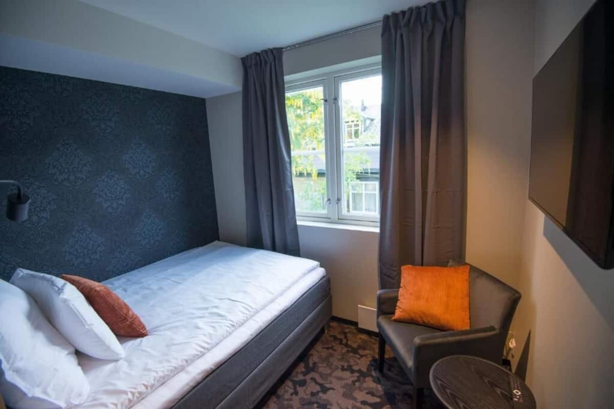 1 bedroom, blackout curtains, soundproofing, iron/ironing board