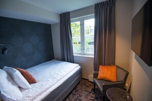 Blackout drapes, soundproofing, iron/ironing board, free WiFi - Sandnessjøen overnatting (Alstahaug)