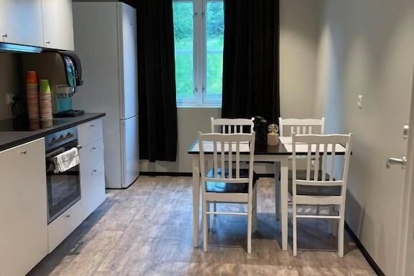 Lemari es besar, microwave, oven, dan mesin pencuci piring