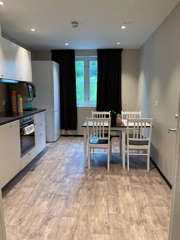 Een koelkast met diepvriezer, een microgolfoven, een oven