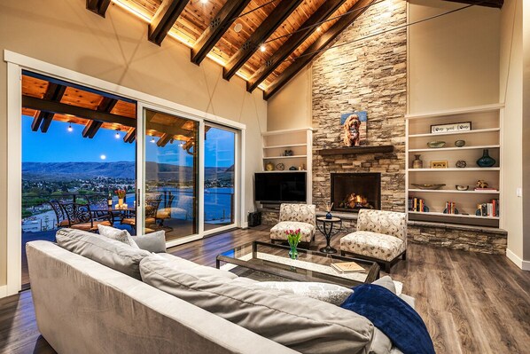 Smart TV, fireplace, DVD player, ping pong - Welcome to Bailey's Barn at The Lookout at Lake Chelan (Chelan)