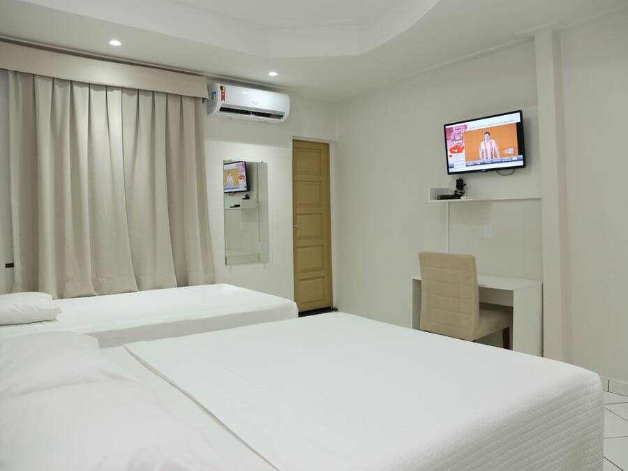 Dobbelt- eller tomannsrom – standard | Minibar, safe på rommet, skrivebord for bærbar PC og strykejern/-brett