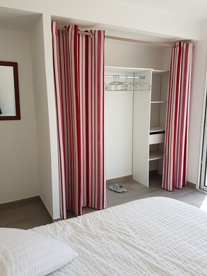 3 bedrooms, iron/ironing board, travel cot, free WiFi - House with heated PRIVATE swimming pool + Boulodrome (St jean de monts)