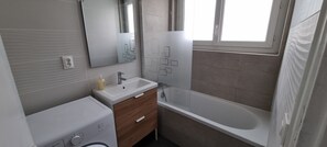 أحواض استحمام، مجففات شعر، مناشف، صابون