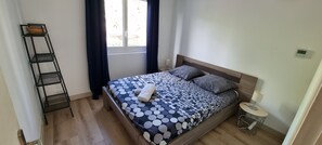 2 chambres, fer et planche à repasser, lit de bébé portatif
