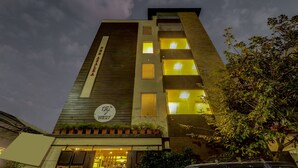 Un edificio moderno con un letrero que dice "N BRAZILEA WEST" y un logotipo con una 'W' y una 'E' estilizadas.