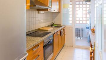 Apartament, diversos llits | Cuina privada | Frigorífic, microones, forn i placa de cuina