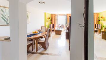 Apartament, diversos llits | Sala d'estar | Televisor de 30 polzades amb canals digitals