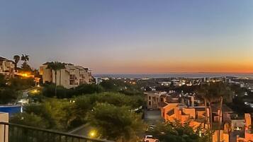 Apartament, diversos llits | Balcó