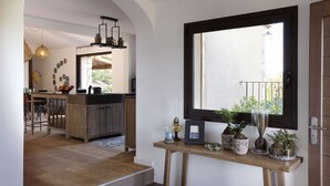 Une cuisine moderne avec des meubles en bois, un îlot central et un coin repas équipé de tabourets de bar.