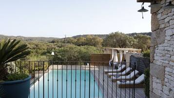 Alberca al aire libre y alberca climatizada