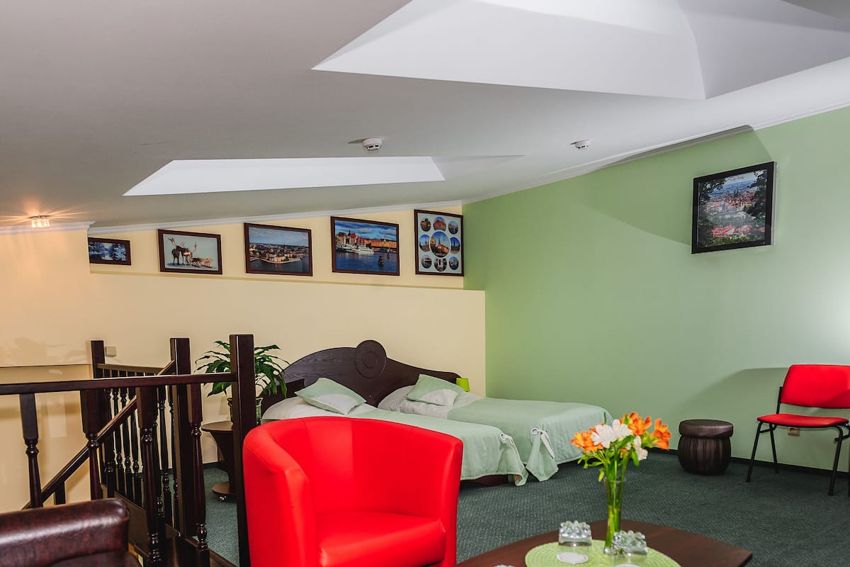 Habitación familiar | Muebles diferentes, escritorio, wifi gratis y ropa de cama
