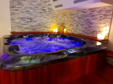 Intérieur. Suite avec jacuzzi et sauna privatifs à Clisson