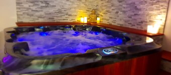 Suite Avec Jacuzzi et Sauna Privatifs à Clisson