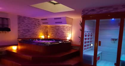 Suite avec jacuzzi et sauna privatifs Ă Clisson
