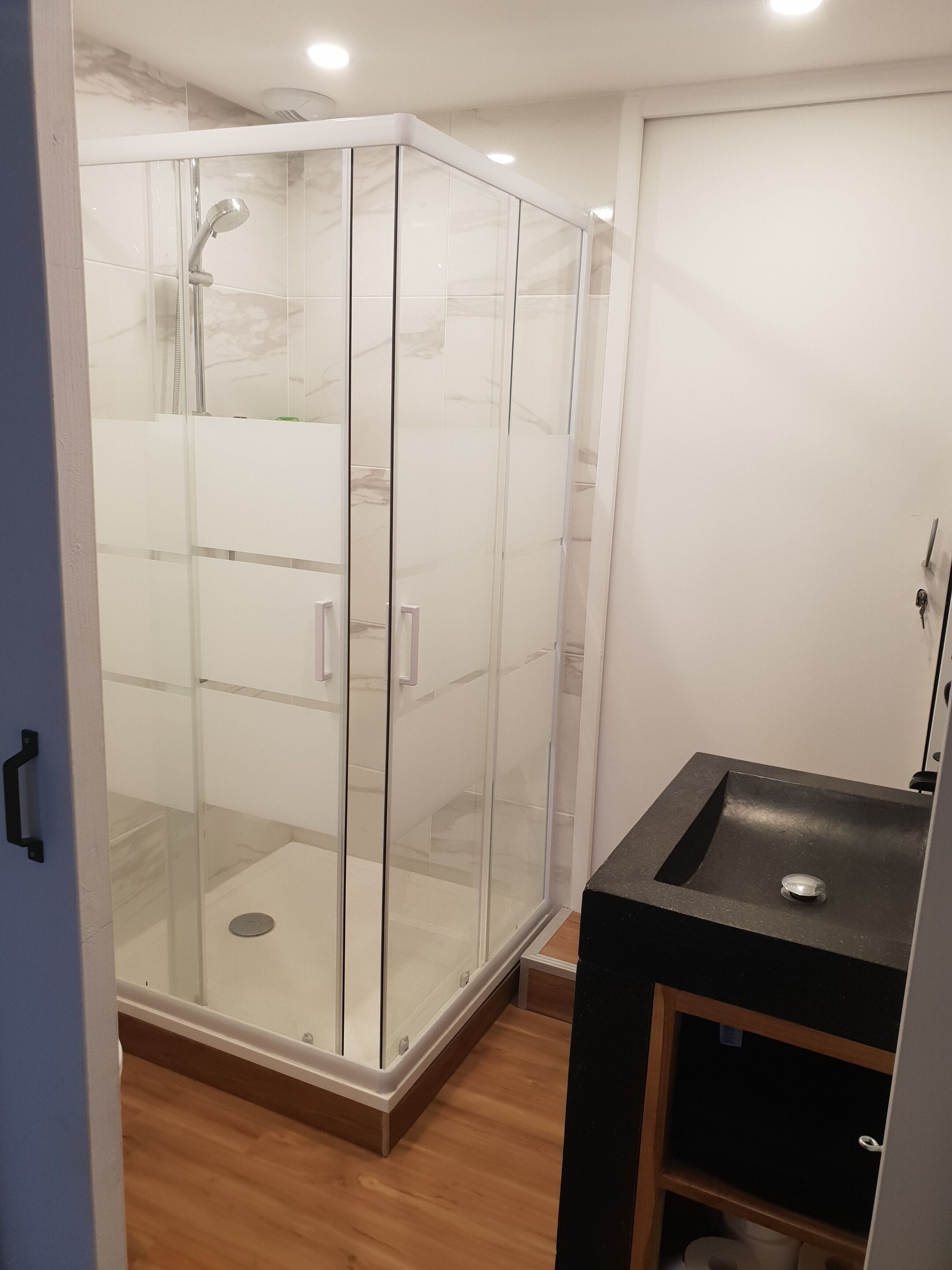 Douche, sèche-cheveux, peignoirs, chaussons