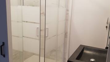 Douche, sèche-cheveux, peignoirs, chaussons