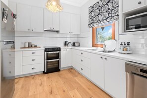 Frigorífico, microondas, horno y placa de cocina