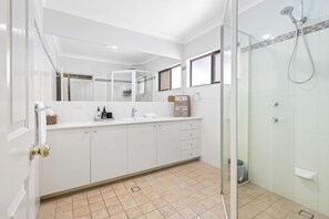 Dusche, Haartrockner, Handtücher, Shampoo
