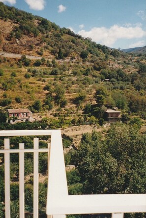 A mountainous landscape with scattered buildings and vegetation. - Appartement (Francavilla di Sicilia)