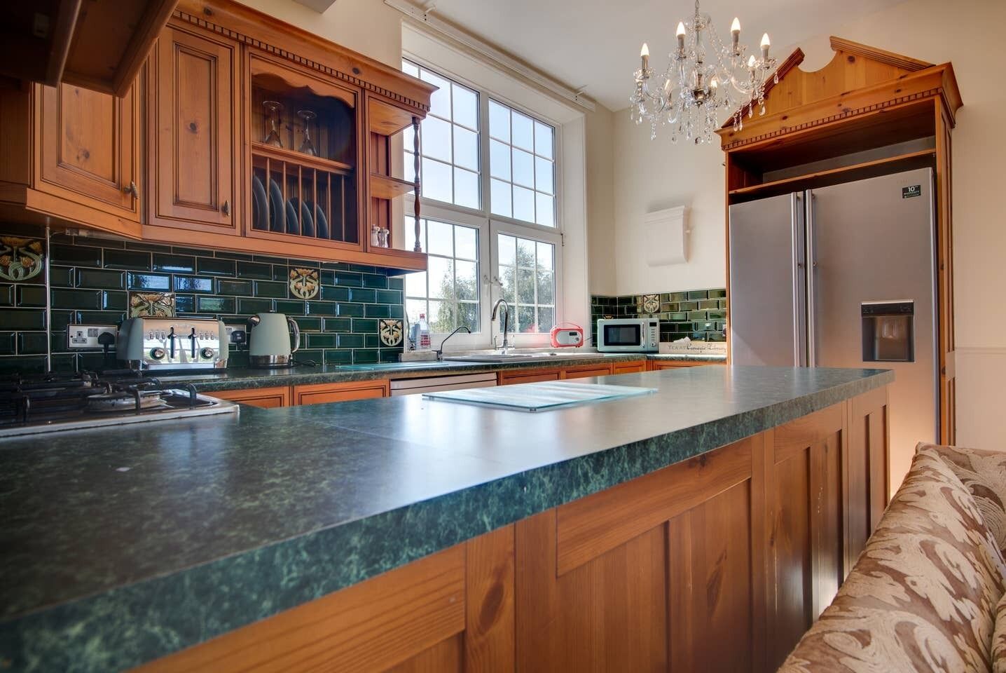 Kjøleskap, ovn, oppvaskmaskin og vannkoker