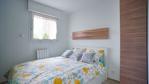 1 habitación, tabla de planchar con plancha, wifi gratis y ropa de cama