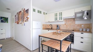 Réfrigérateur, micro-ondes, four, plaque de cuisson
