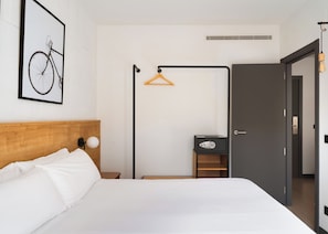 One-Bedroom Apartment with Balcony | 1 개의 침실, 각각 다른 스타일의 인테리어, 각각 다르게 가구 비치, 책상