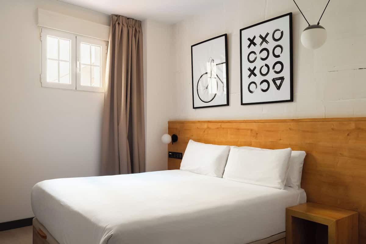 One-Bedroom Apt Wheelchair Accessible | 1 dormitorio, decoración individual, mobiliario individual y escritorio