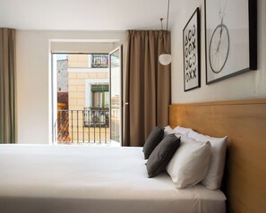 Studio with Balcony | 1 dormitorio, decoración individual, mobiliario individual y escritorio