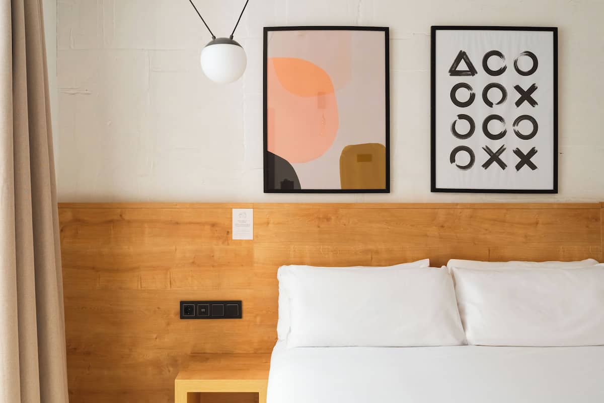 Souterrain One-Bedroom Apt with Sofa Bed | 1 dormitorio, decoración individual, mobiliario individual y escritorio