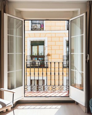 Studio with Balcony | Balcón