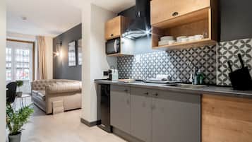 Fridge, espresso maker, coffee/tea maker, electric kettle