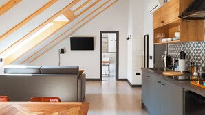 Un loft moderno con comedor, cocina y zona de estar.