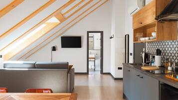 One-Bedroom Apartment with sofa bed | Área de estar | TV de tela plana 40 polegadas com canais a cabo