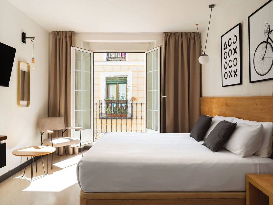 Studio with Balcony | Individually decorated, individually furnished, desk, laptop workspace