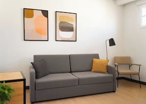 One-Bedroom Family Apartment | 거실 공간 | 케이블 채널 시청이 가능한 40인치 평면 TV