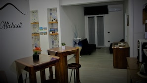 Una cocina moderna con mobiliario de madera, una cafetera y azulejos decorativos en las paredes.