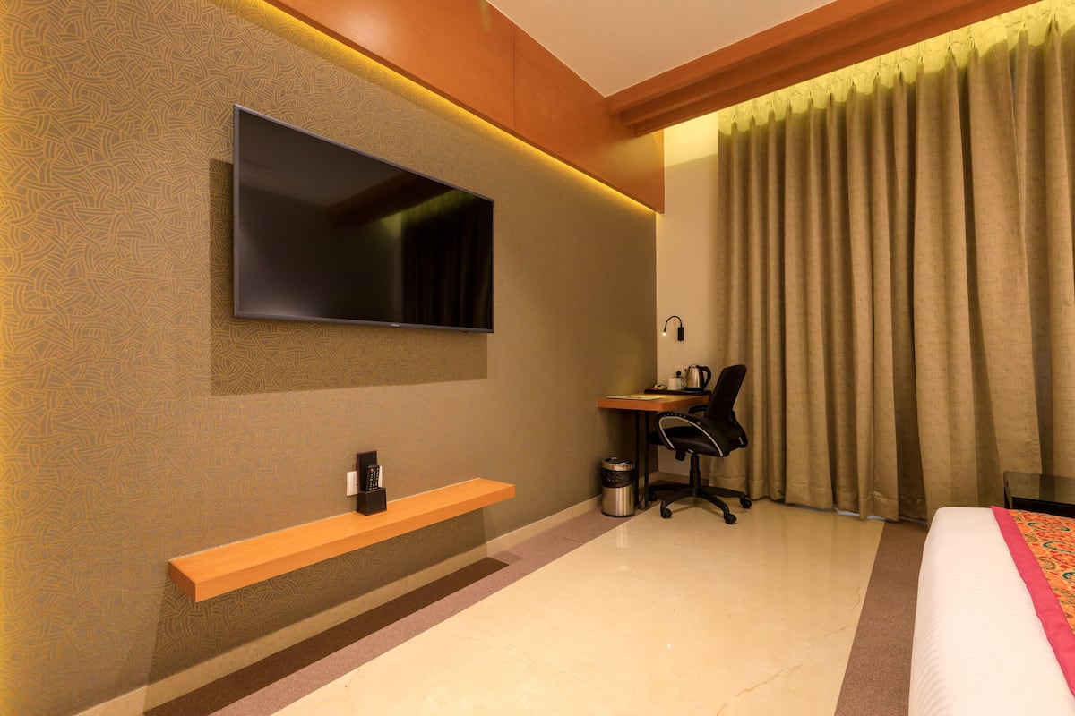 Deluxe Room | Minibar, desk, soundproofing, rollaway beds