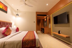 Deluxe Room | Minibar, desk, soundproofing, rollaway beds